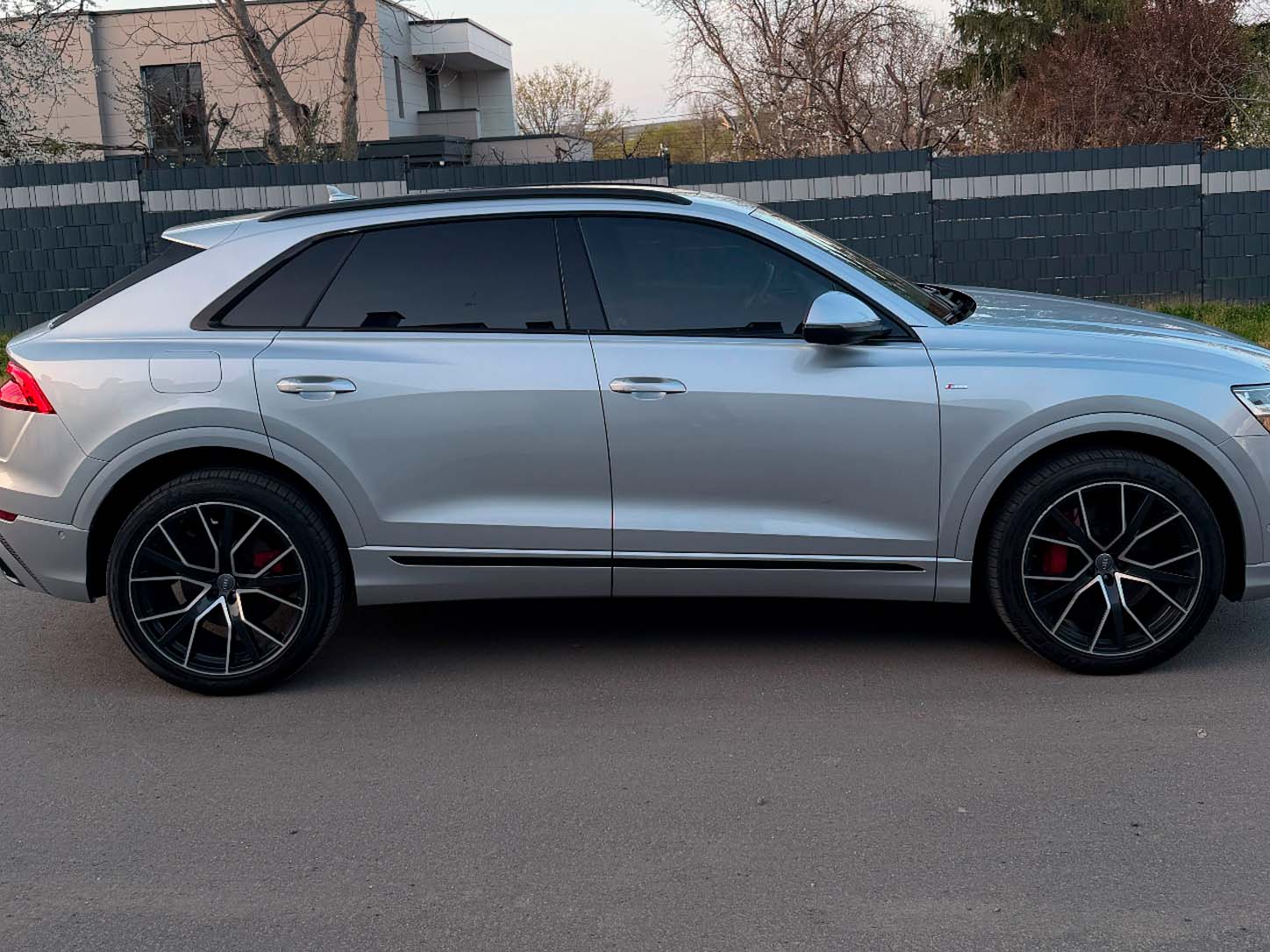 Audi-Q8-2022-1