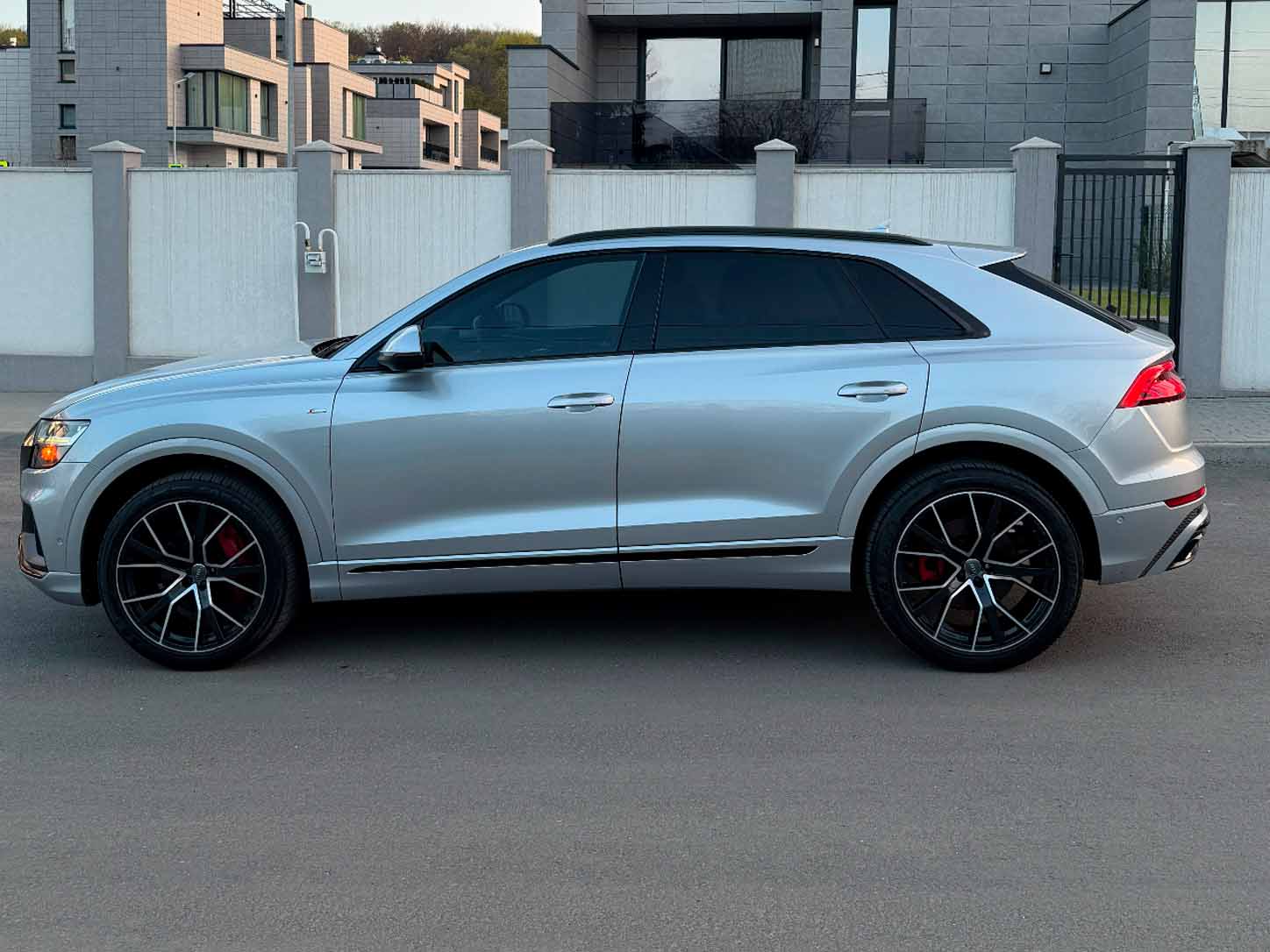 Audi-Q8-2022-2
